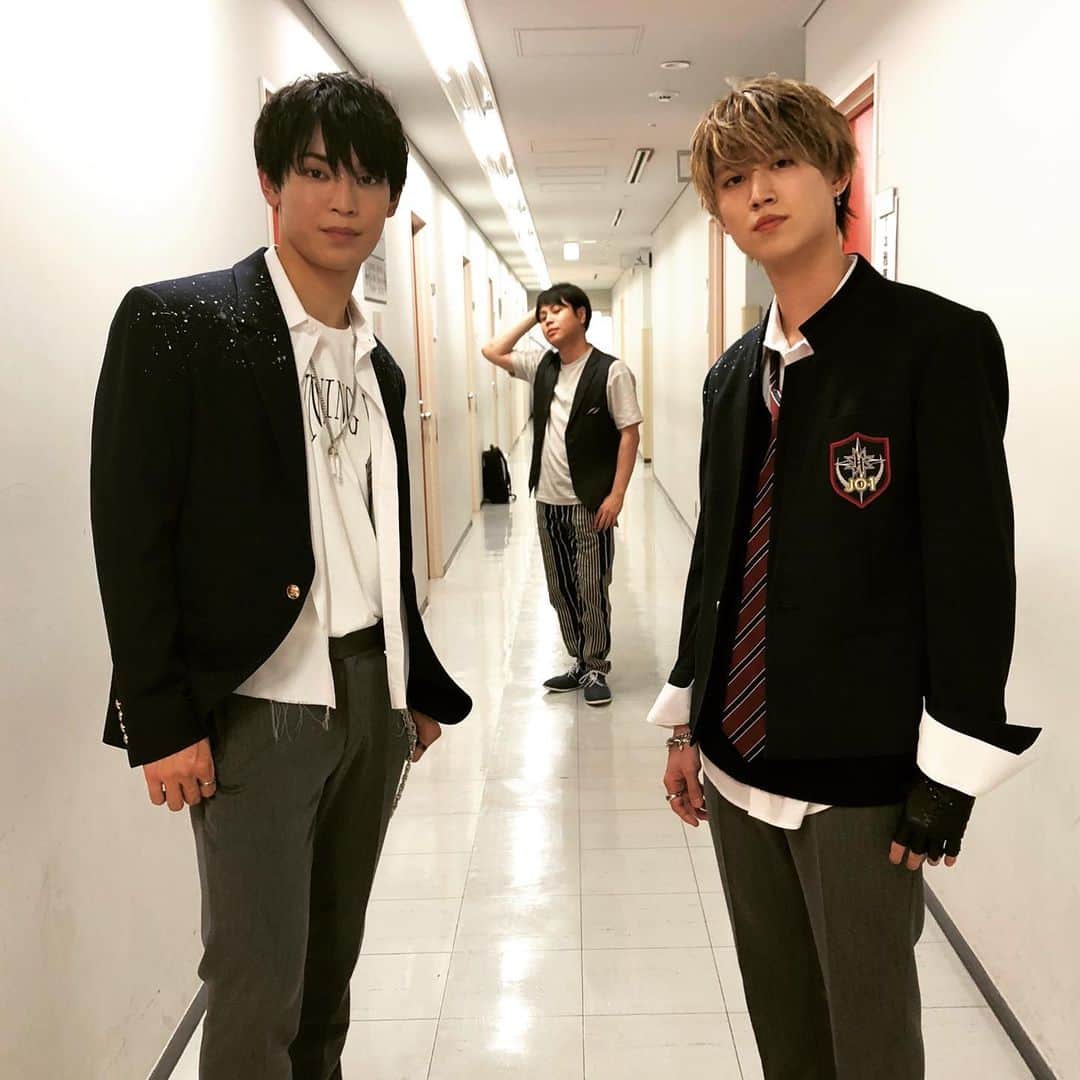 のインスタグラム：「#JO1 #與那城奨 #白岩瑠姫 #今日もかっこいいな #わたしの癒しすぎて #肩こり腰痛なおる #万病に効く #荒んだ心にも効く #そして #本日のセンター #NONSTYLE #井上 #センターが遠くていい #寄るとボケてていい #5等身くらいでいい #ソーシャルディスタンスの大事さ #ダウンタウンDX」