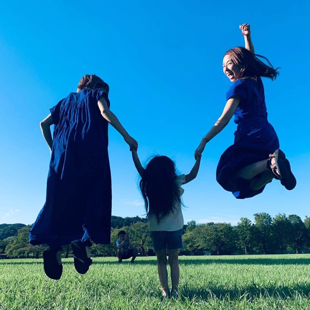 若林翔子のインスタグラム：「.﻿ .﻿ 夏休み☀️﻿ ﻿ 普段できない、かつコロナ対策できること。﻿ といえばやはり公園！！！﻿ ﻿ 先日遊んだばかりのお友達ですが﻿ 子どもたちからの熱烈な要望もあり﻿ 今日も一日たーーっぷり遊んできました！！﻿ ﻿ ﻿ でも一番盛り上がったのは﻿ この撮影会笑。﻿ 笑った笑った🤣🤣🤣﻿ ちっちゃいモデルさん悶えた🤣﻿ ﻿ ﻿ ﻿ ﻿ ﻿ #みちのく湖畔公園　#仲良し　﻿ #夏休み　#楽しませる！　﻿ #母たちのコーディネートがまさかの丸かぶり﻿ #ぼうし　#青ワンピ　#スポーティーサンダル﻿ #カメラマン　#次男　#やるやん #宮城　#仙台　#タレント　#モデル　#若林翔子」
