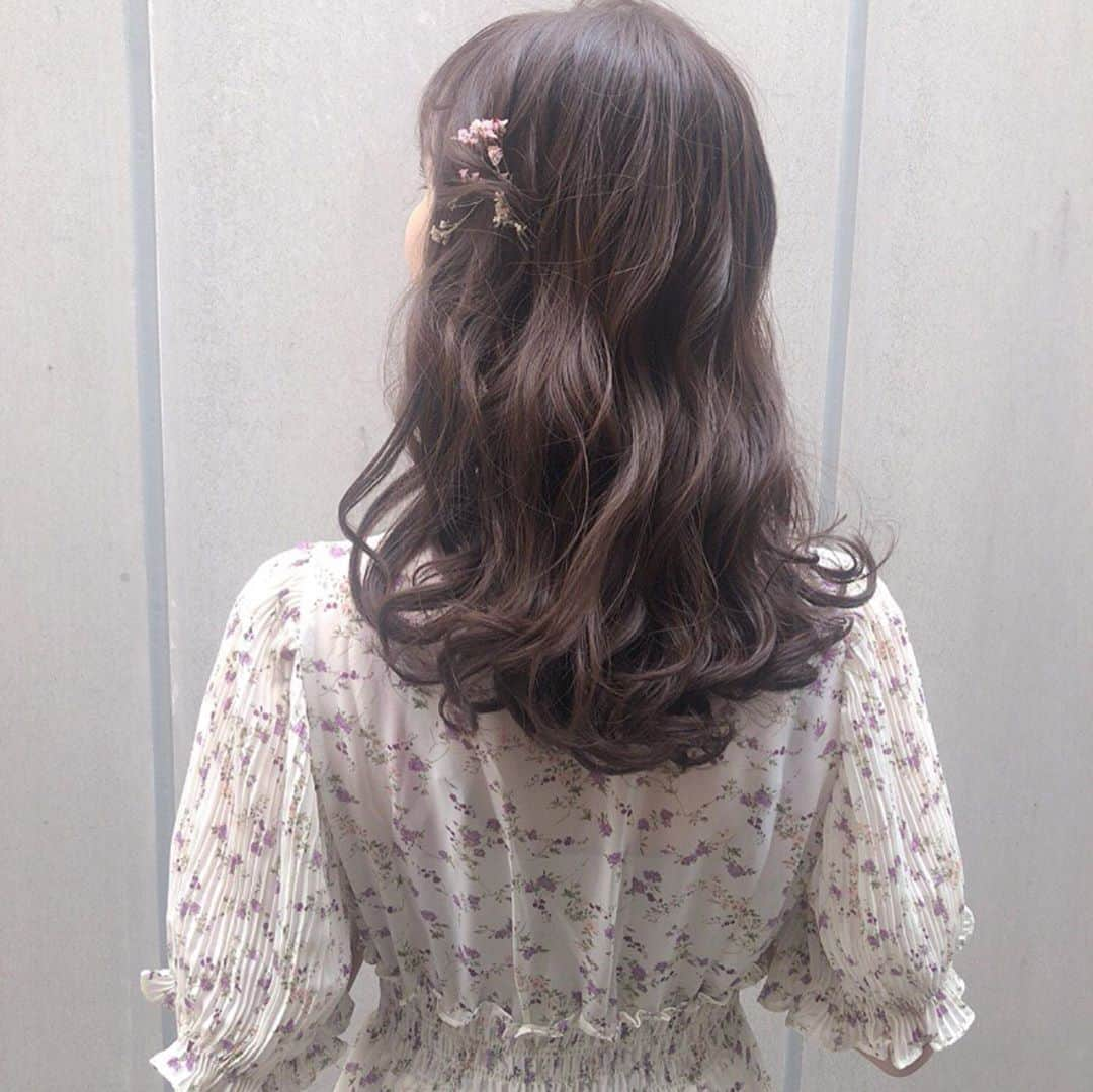 相場詩織さんのインスタグラム写真 - (相場詩織Instagram)「作品撮りのため﻿ みやっちさん(@myano_hm )にヘアアレンジを﻿ してもらいました💇‍♀️❤️﻿ ﻿ 衣装と私の今の髪の長さに合わせて﻿ ふわふわに巻いてくれました✨﻿ そしてワンピースの花柄に似た﻿ ドライフラワーをヘアアクセサリー代わりに💐﻿ ﻿ いつもかわいいヘアアレンジを﻿ してくださるだけでも有難いのに﻿ お仕事&作品撮り用にと﻿ イヤリングの誕生日プレゼントまで😭💕﻿ 可愛くて優しくてでも芯がしっかりとある﻿ 大好きなヘアメイクさんです☺️﻿ ﻿ ワンピースはミミペシェ(@mimipecher.official )👗﻿ こちらも下地が付いているので﻿ 透ける心配がありません✨﻿ 色&形ともにガーリーで実際に着てみると﻿ より可愛いかったです(*´꒳`*)❤️﻿ ﻿ #花柄ワンピース #ワンピース #ヘアアレンジ﻿ #ドライフラワー #お花 #ミミペシェ﻿ #作品撮り  #ナチュラルメイク #ガーリーメイク #アナウンサー #イヤリング #ハンドメイド #大人かわいい #メイク #横顔 #デコ出し #韓国ファッション #ヘアアレンジ #dailylook #透明感 #透明感メイク」8月13日 22時38分 - shioriaiba0801