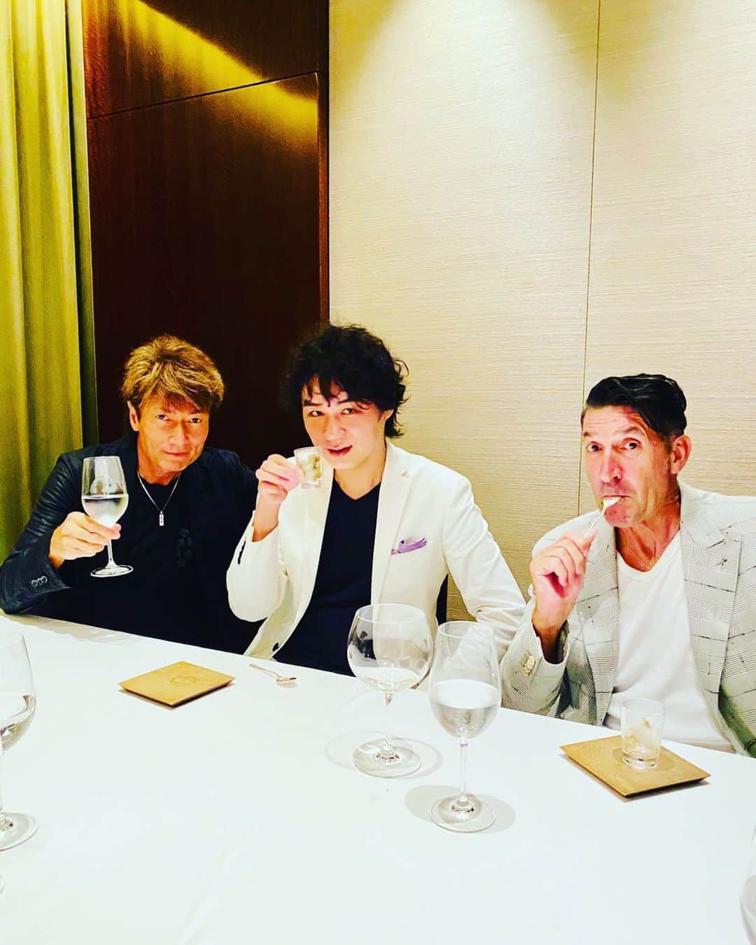 マイケル富岡のインスタグラム：「まろさん ジローラモさんと 『カンテサンス』にてメンズだけの"秘密の会食" … 美容から 恋愛から 食から…話しはつきません…カンテサンス岸田シェフ…ドラマ『グランメゾン東京』で監修もされ、出演させていただいていた私としては今宵はワクワクがとまらず 驚異的なパフォーマンスに圧巻…さすが☆☆☆ まろさんいつも感謝です♡ #カンテサンス #名店 #三つ星フレンチ #岸田周三シェフ #美容家 #麺テロリスト #寺田昌之 #ちょいワルオヤジ #ジローラモ #ヤキソバン #マイケル富岡 #love #quintessence #french #michelin #3stars #bestfriends #actor #actorslife #shooting」