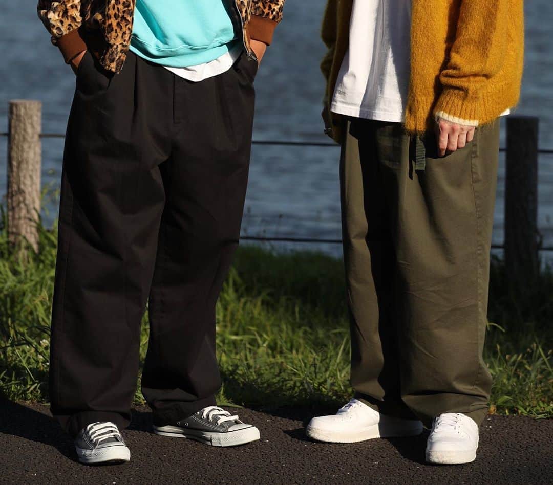 ベドウィンさんのインスタグラム写真 - (ベドウィンInstagram)「New trousers, for your new seasons. Our new street gear wide Chino trouser “Wyler” is available now at BEDWINTOKYO.COM  Considered material selected by @bedwinner to produce its original wide and original shape.   あなたの日常にストリートのアクセントを。 新しいコレクションからワイドチノパンツ“Wyler”は、ハリ感と柔らかさのあるコットンテンセルを使用し、ちょうど良いテーパードと2本タックをフロントに施し、ゆとりのあるシルエットを演出。  #bedwinandtheheartbreakers」8月13日 22時49分 - bedwin_official