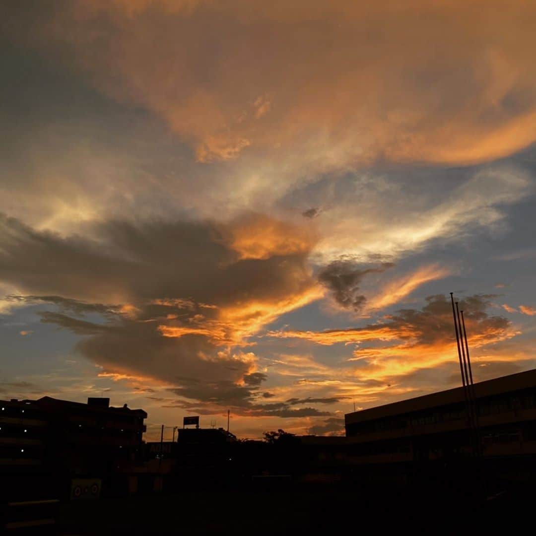 のインスタグラム：「夕方のお散歩中。 横浜は雨が少し降り、綺麗な空でした。#明日も暑いだろうな〜」