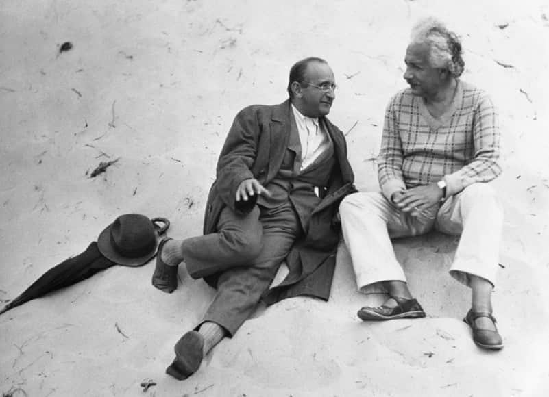アルベルト・アインシュタインさんのインスタグラム写真 - (アルベルト・アインシュタインInstagram)「#ThrowbackThursday: Einstein and his colleague, mathematician Walther Mayer, relax on the beach in Belgium in this photo from the 1930s.」8月13日 22時43分 - alberteinstein