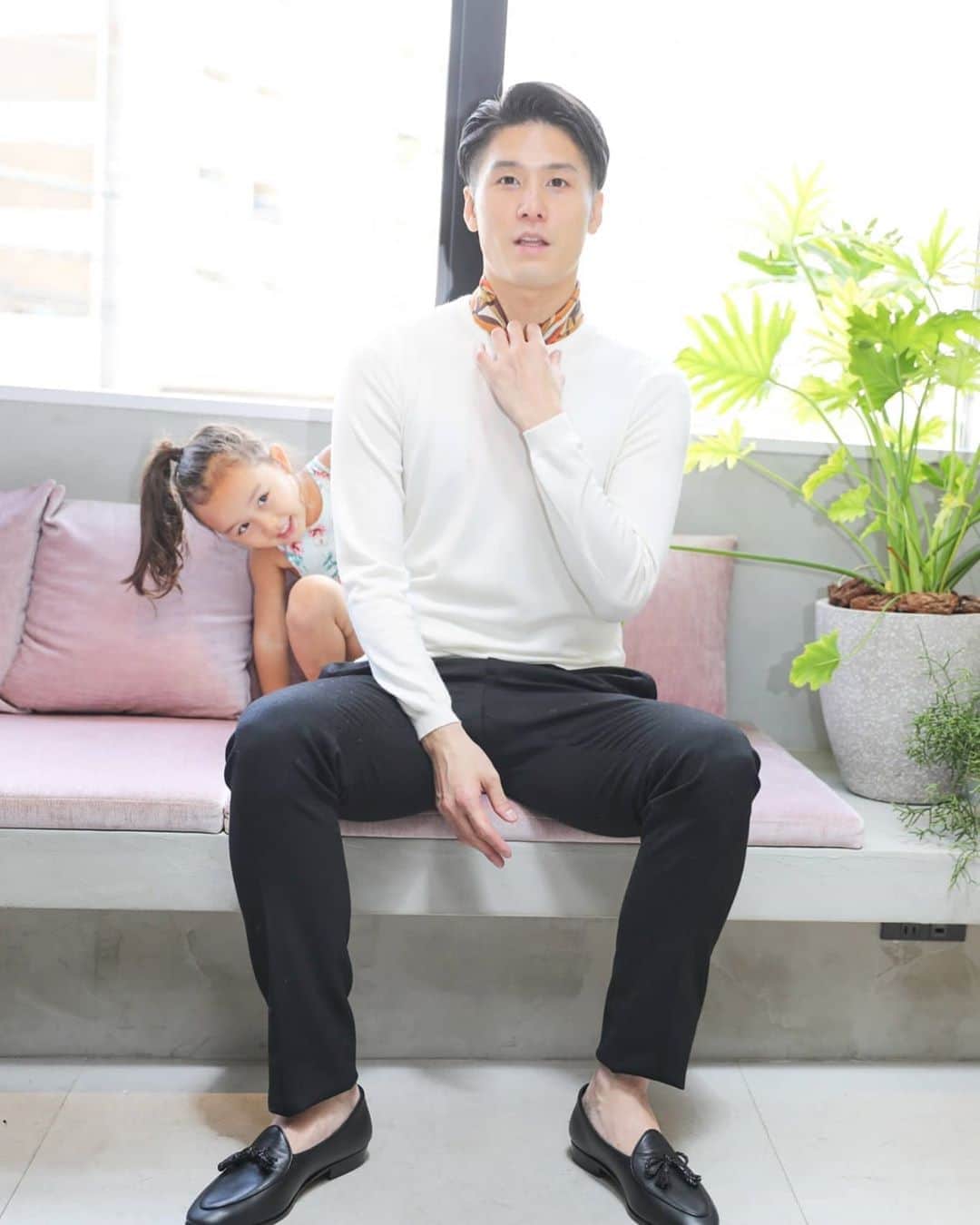 梅川壱ノ介（舞踊家）のインスタグラム：「先日の撮影のオフショット。  可愛い子がひょっこりとお顔を出す姿は何とも愛らしいなぁー。  #梅川壱ノ介 #撮影」