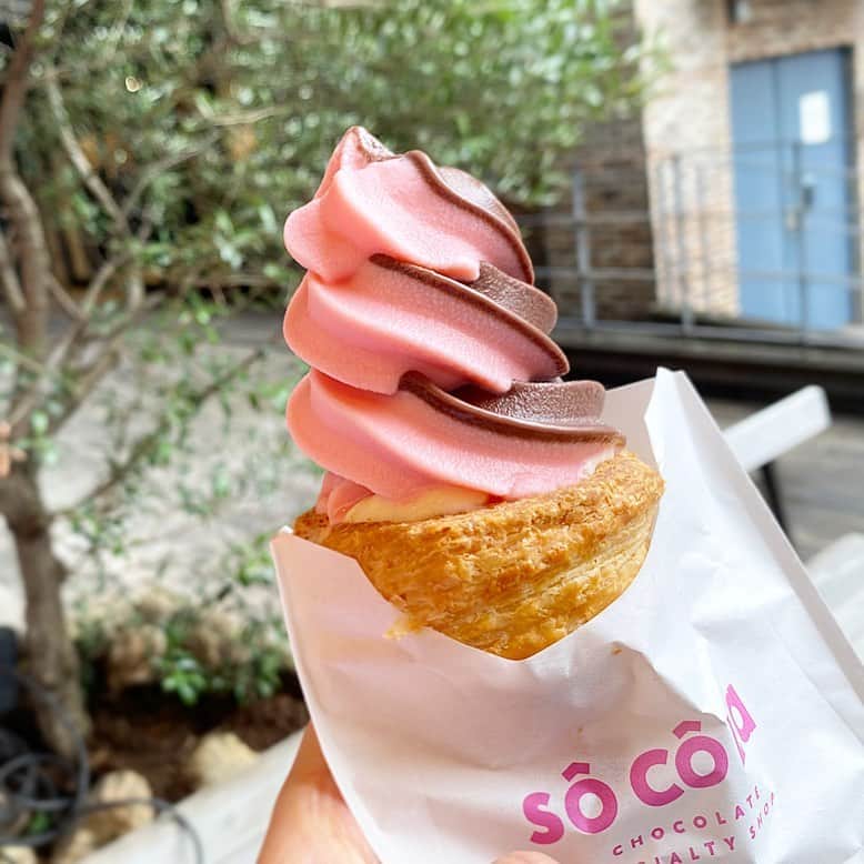 市川歩美のインスタグラム：「原宿「SÔ CÔ La（ソコラ）」のソフトクリームは、コーンがふかふか、カスタードクリーム入りのデニッシュ生地です💕  ソフトクリームはミックスで、ピンクの方は少しだけですがルビーチョコを、ダークの方は、自家製チョコ（ベトナム産カカオ）をブレンド。甘さ抑え目ですごくすっきりしています。  コーンがクロワッサンみたいにやわらかいのが私好み、パクパクっとカジュアルに！  #ilovechocolate  #chocolat #chocolatelovers  #chocolate #チョコレート #チョコレート大好き #チョコレート好き #ショコラ #チョコレート好きと繋がりたい #チョコレートケーキ #カカオ #ソコラ #ソフトクリーム #原宿 #夏チョコ」