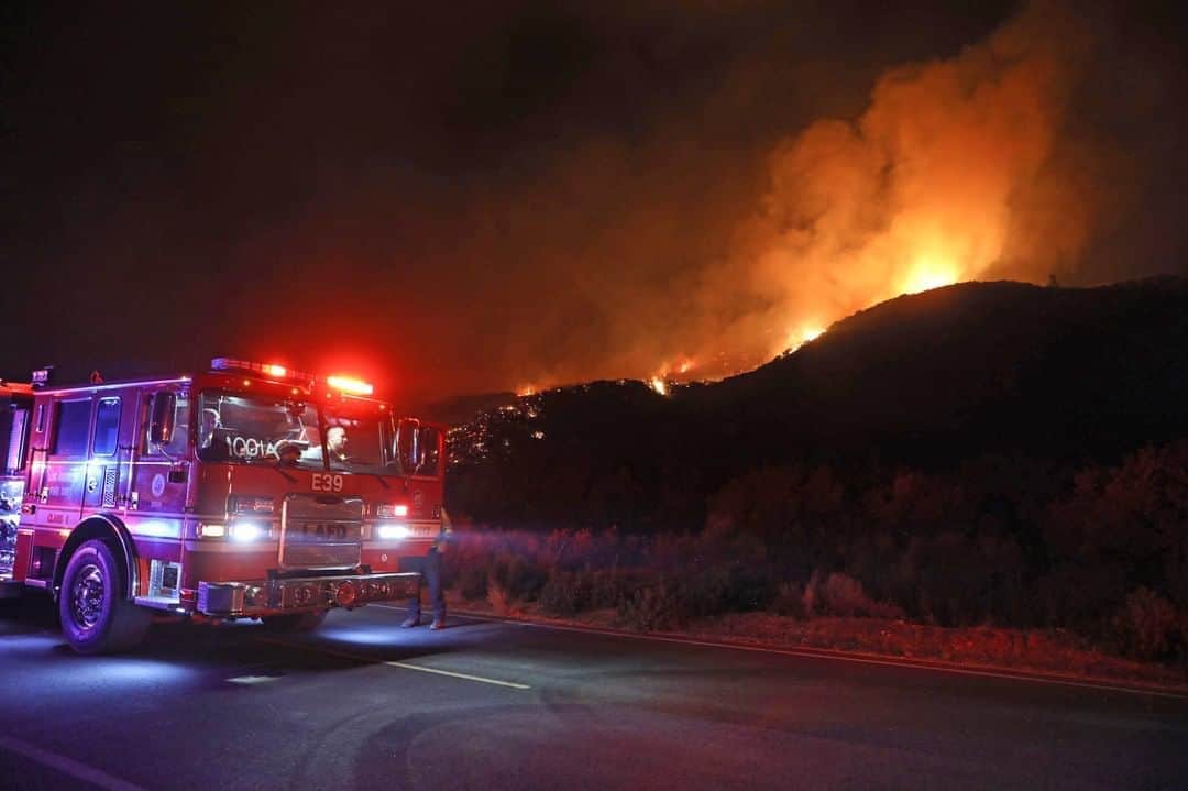 NBC Newsさんのインスタグラム写真 - (NBC NewsInstagram)「Firefighters work at the Lake Fire, which has burnt 10,000 acres in the Lake Hughes area of Angeles National Forest and prompted mandatory evacuations.⁠ ⁠ 📷 @mario_tama / @gettyimages」8月13日 22時58分 - nbcnews