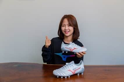 イ・ミナのインスタグラム：「같이신을사람~~~🙋🏻‍♀️🙆🏻‍♀️💓✨ 진짜 편하고 너무 좋아요오⚽️⚽️🤍 같이신자🙇🏻‍♀️💓   #미즈노모렐리아네오3베타  #이민아컬러 #그라운드에서_잘뛸수있게_늘도와주는_민아의_든든한_공식_후원사_미즈노 #제가_이래서_사랑합니다♥️」