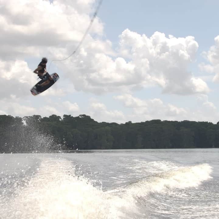 手塚翔太のインスタグラム：「Go big or Go home right? Made it to the finals of @supra_boats PWT #3🤤 Head over and vote for your favorite run link in my bio✔︎ @prowakeboardtour」