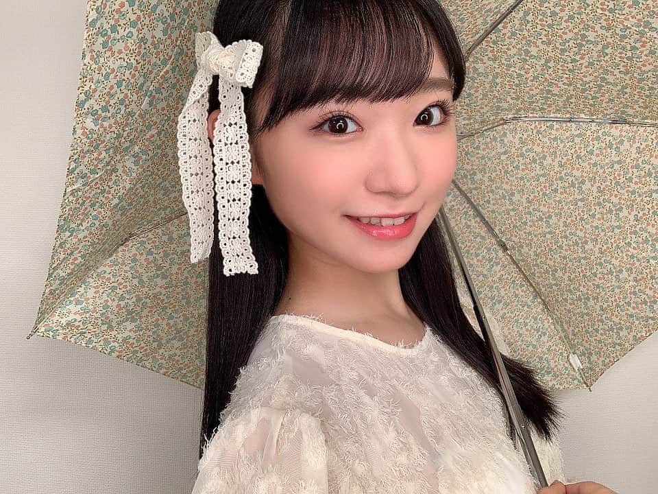 山内瑞葵さんのインスタグラム写真 - (山内瑞葵Instagram)「. ୨୧┈┈┈┈┈┈┈┈┈┈୨୧ . セルフプロデュース生写真の オフショット（7月の😅） . 梅雨の時期だったから 傘さしてみたよ！ シーってしてるってことは…☂？ . #AKB48 #生写真 #梅雨 #傘 #こういう写真は #アザーカットっていうのかな？ . ୨୧┈┈┈┈┈┈┈┈┈┈୨୧」8月13日 22時53分 - zukky_48