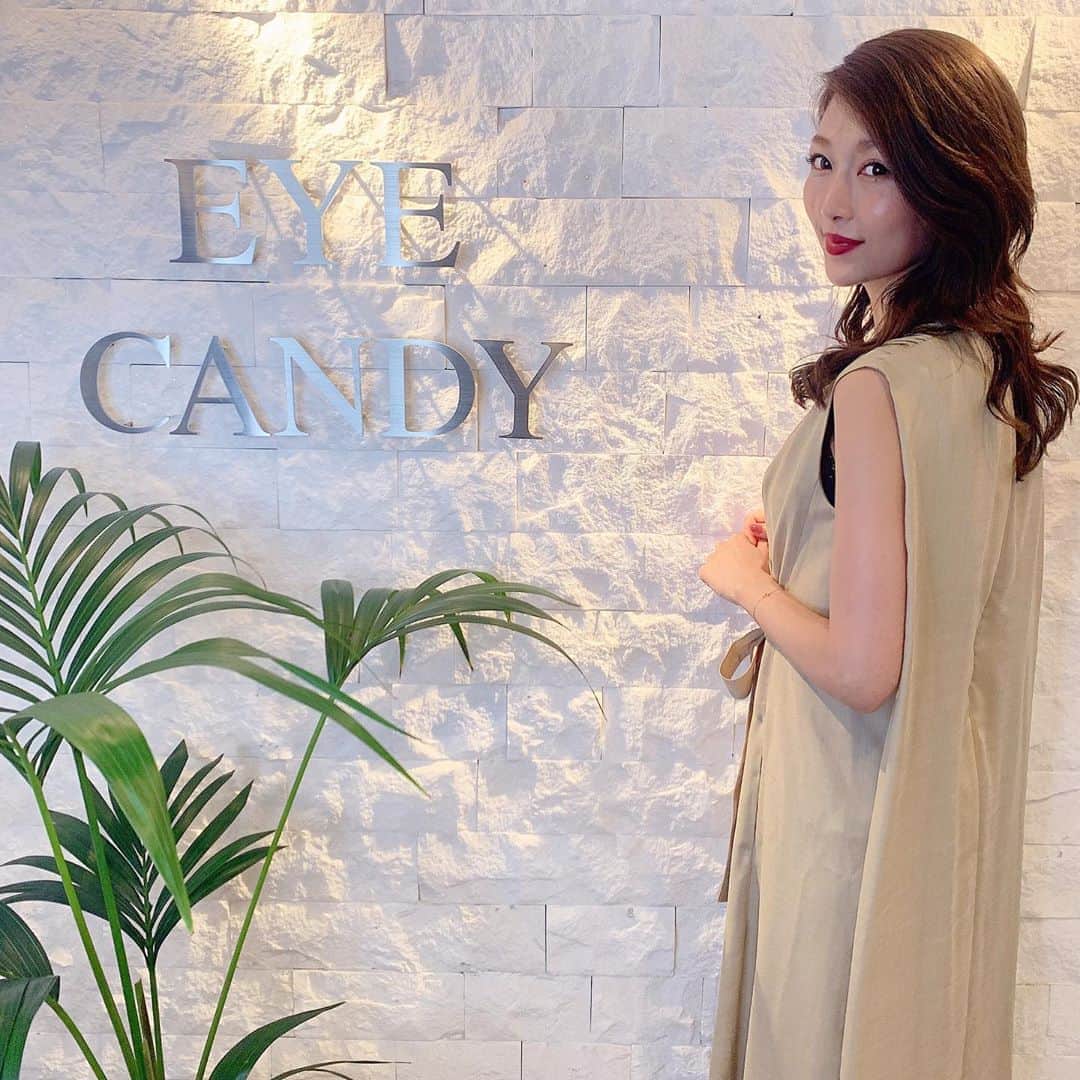 のインスタグラム：「昨日、@eyecandy_omotesandoで 『ウルトラVハイフ』を受けてきました😍  医療機器メーカーの最新HIFUマシン（ウルトラVハイフ）を使用し、 従来のエステサロン向けハイフよりも強力な集中照射でクリニック級の効果を実感できるというもの♬  先ずは、右からフェイスライン→頬→首→アイゾーンと施術後直後から引き締まりを感じ、目も開きやすい！  本格ハイフが 初回４４００円 2回目以降も9900円で通うことができるサロン✨ なので通いやすくていいな😍💕💕😍  #eyecandyhifu #eyecandy #ウルトラVハイフ #ハイフ #HIFU #小顔  #リフトアップ #フェイシャル #エステ #美容　#たるみ改善 #小顔効果 #たるみ #アンチエイジング#beauty#beautycare #beautygram #instbeauty #instagood#instagram#instagramjapan」