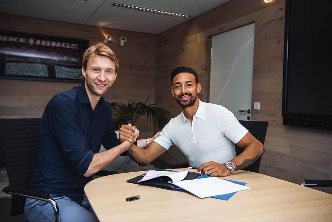 カリム・ベララビのインスタグラム：「Vor 9 Jahren trug ich zum ersten Mal das Bayer-Trikot und ich bin stolz darauf, auch in den kommenden Jahren ein Teil des Vereins zu bleiben. Ich möchte mich bei allen Fans, bei dem Stab und meinen Mannschaftskollegen bedanken: Vielen Dank für die großartige Zeit und all die Unterstützung in den vergangenen Jahren. Ich freue mich auf die kommenden Jahre! 💯❤️⚽️  9 years ago I wore the Bayer Leverkusen jersey for the first time. I am proud to be a part of the team for the next few years.  Thanks to all the fans, to the staff and to my teammates: Thank you for the great time and all the support in the past years. I am looking forward to the next years! 💯❤️⚽️」
