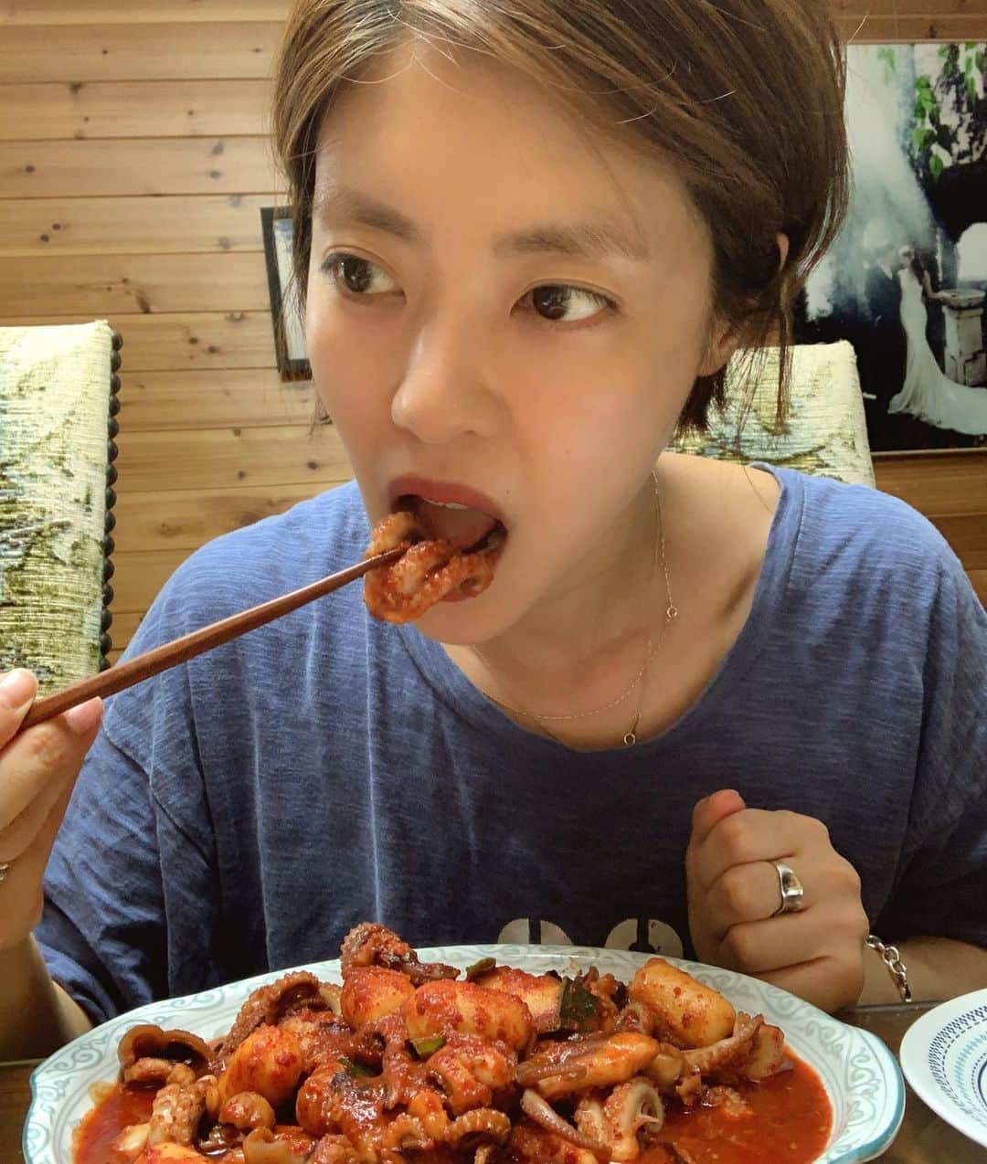 イ・ユンジのインスタグラム：「난 요즘 니가 필요했어 #빨간맛#지옥의쭈꾸미 feat.청량고추 그냥함께먹고싶은엄마들이몇생각나는밤#6세의말빨에서허우적거리는며#백일짜리의존재감에무릎꿇는#초점아제발돌아와#밥은볶지않으리 #듣고있나#감자맘#만두맘#그리고#네맞아요#그대와그대」