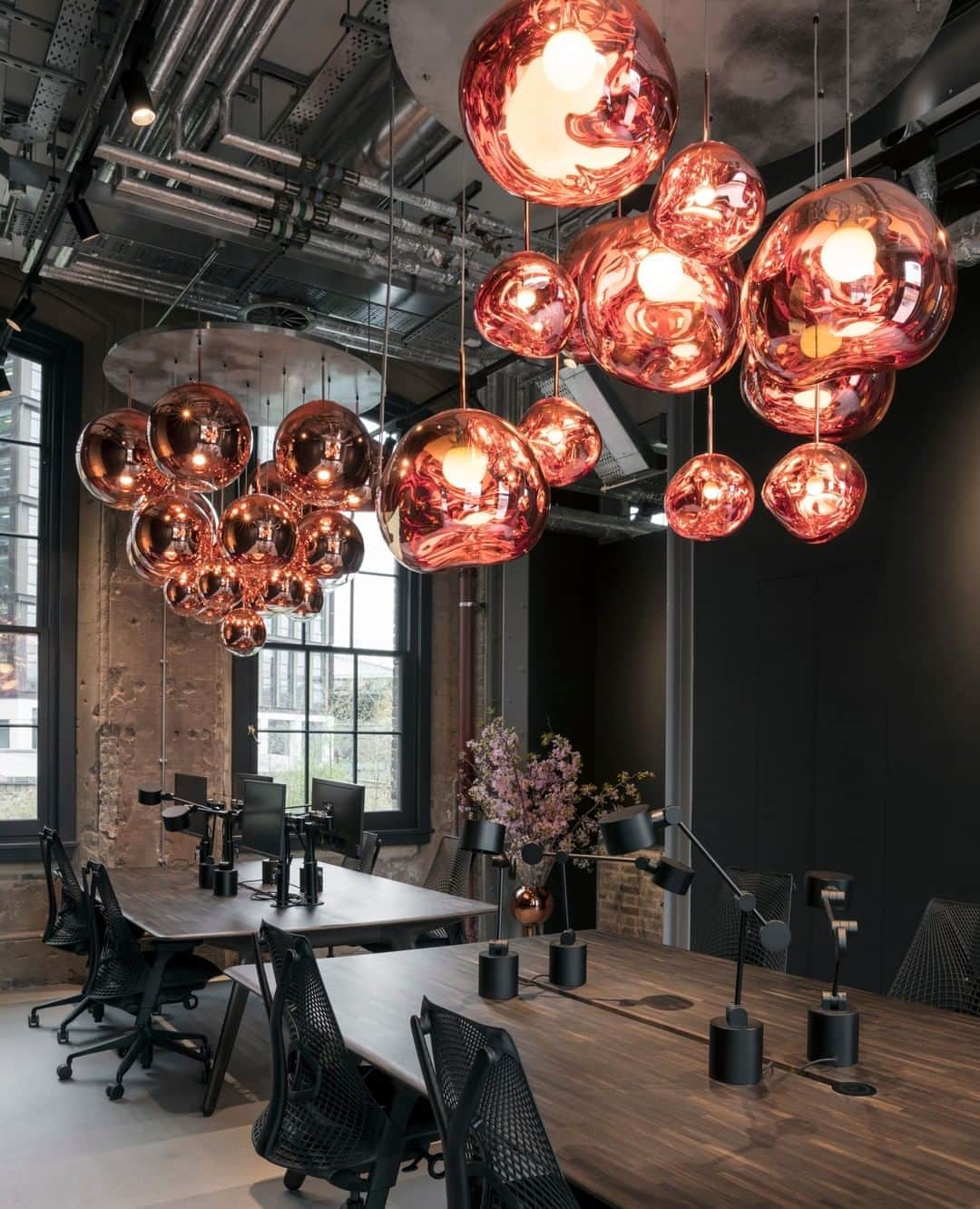 のインスタグラム：「MELT lights are created through a process of blow moulding and vacuum metallisation to achieve melted orbs with abundant and unusual luminosity. ⁠ ⁠ Over several years we have worked with some forerunners of German engineering and manufacturing to develop these techniques and produce lamps that create the latest in reflectivity and transparency.⁠ ⁠ Image: MELT Copper pendant system over SLAB desks. ⁠ ⁠ View and shop MELT via the link in bio. ⁠ ⁠ ⁠ ⁠ #tomdixon #tomdixonMELT #lighting #interiordesign #interior #design #metallised #innovation #swedish #instahome #homedecor #furniture ⁠」