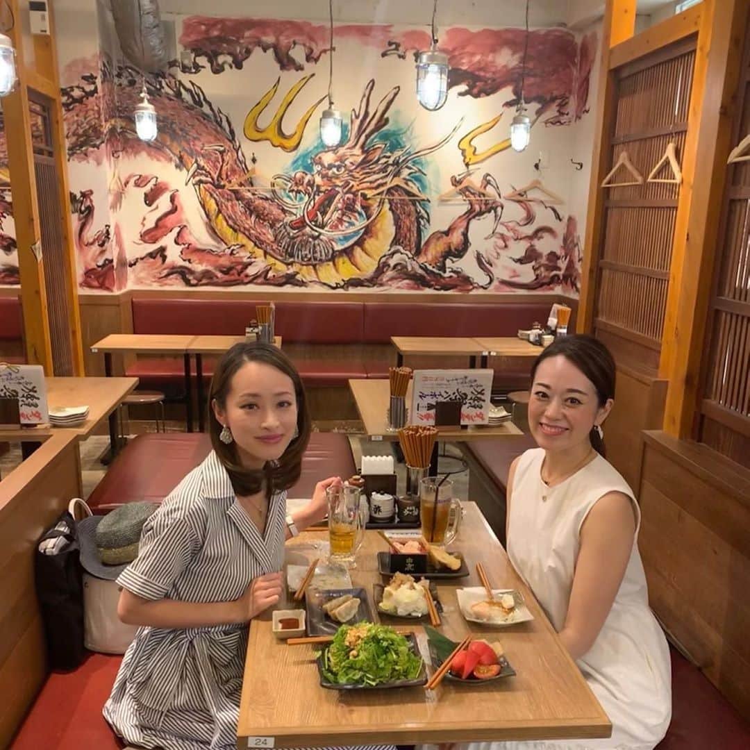 沢瀉美緒さんのインスタグラム写真 - (沢瀉美緒Instagram)「※ Gyoza night with @azusa.segawa ✨ . すごく久しぶりにあずちんとご飯🍚 . 餃子とビールは文化です。と掲げてる #肉汁餃子のダンダダン 渋谷道玄坂店へ。 . 広い店内で、密にならず快適にご飯が食べられます。 . キーンと冷えたビールと餃子がとっても美味しい夜となりました。 . 看板商品の焼餃子はマストでオーダー‼️ 綺麗に整列した餃子を見て、食べて至福の時。 . ひと口食べるとジュワっと肉汁の旨みが口の中いっぱい広がります。 . ボリューミーなパクチーサラダや 冷やしトマト、にゅうめんやTKG サイドメニューも充実していました。 . しかもメニューを見てると定食としても食べられるみたいで サクッと食べて帰っていくお客さんもちらほらと。 . そんな使い方もいいですね🙆‍♀️ . 実は私も冷凍餃子をお土産でお持ち帰りしました😂 . 気の置けない友人とたまにはこんなお店で語らうのも🙆‍♀️ . 久しぶりにゆっくり話して、キャッチアップできました。 あずちん、誘ってくれてありがとう💛 . . #文化飲み #ダンダダン #肉汁餃子のダンダダン #渋谷道玄坂上店 #肉汁餃子 #餃子 #餃子とビールは文化です #餃子とビール #餃子好きな人と繋がりたい #餃子部 #渋谷 #gyoza #dumplings #beer #shibuya #shibuyagoulmet #foodie #foodies #foodstagram #beerlover #beerlovers #premiummalts #friend #socialdistancingdining」8月13日 23時15分 - mio_omodaka