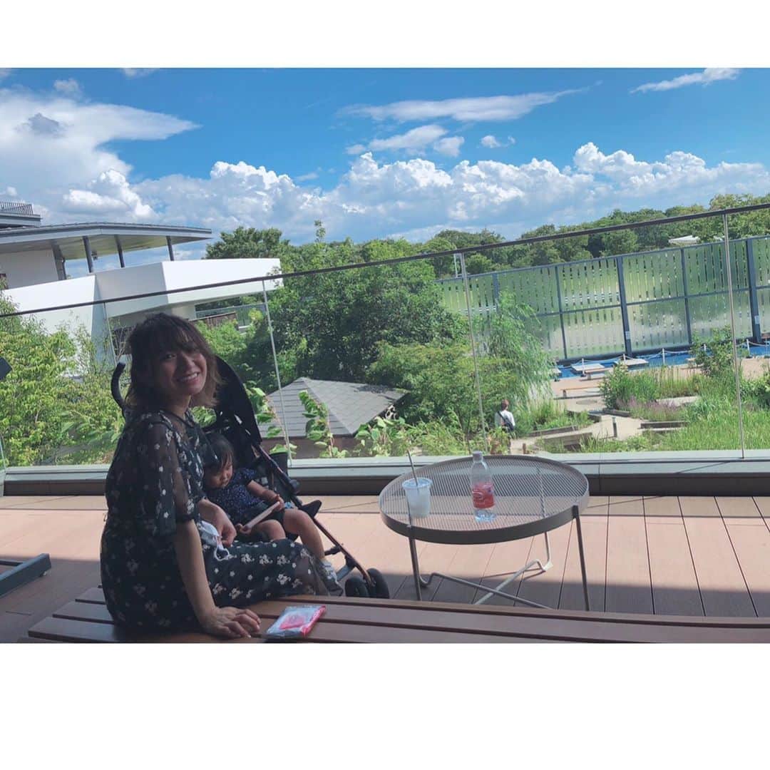 藤井奈々のインスタグラム：「空が綺麗で。﻿ ﻿ いっぱいエネルギーをもらった日。﻿ ﻿ 頑張ってよかったなーっ！！て﻿ ご褒美くれたような、綺麗な空✨﻿ ﻿ ありがたいなぁ〜って✨﻿ ﻿ 一年前は、心に余裕がなくて﻿ 空に目を向けることすらできなくて。﻿ ﻿ いまに、﻿ 感謝だな〜と感じます🥰☘️﻿ ﻿ そんな、綺麗な空を﻿ すこしだけお裾分け☀️✨﻿  暑いけど、 みなさん体調に気をつけて ね🥰🌈  #女の子ママ　#子育て #mama #水族館　#kyoto  #kyotojapan  #空　#空が好き　#sky  #skylovers #skyblue #思うままに　#感じるままに」