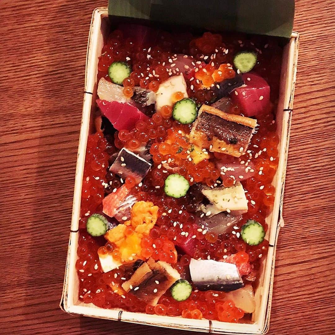 のインスタグラム：「いくらの下にもお宝が🤤 #天本 さんのばらちらし🤤  #東麻布天本」