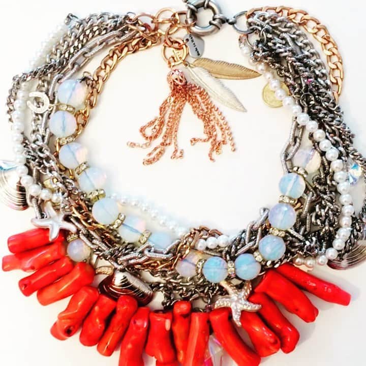 メイデンアートのインスタグラム：「Will you wear the Sea? 🌊☀️🏖 .  #coralnecklace #coral #jewelry #vintagejewelry #neckmess #vintagejewellery #goldchains #vintagejewelrylover #vintagejewelryforsale #solitairenecklace #leocharm #wholesalevintagejewelry #wholesalejewelry #diamondandgold #goldnecklaces #gold #jewels #stationnecklace #jotd #necklace #bytheyardchain #coraljewelry #carabinerlock #carabiner #etsyshop #coralbeads #padlock #jewelryaddict #handmadejewelry #bhfyp」