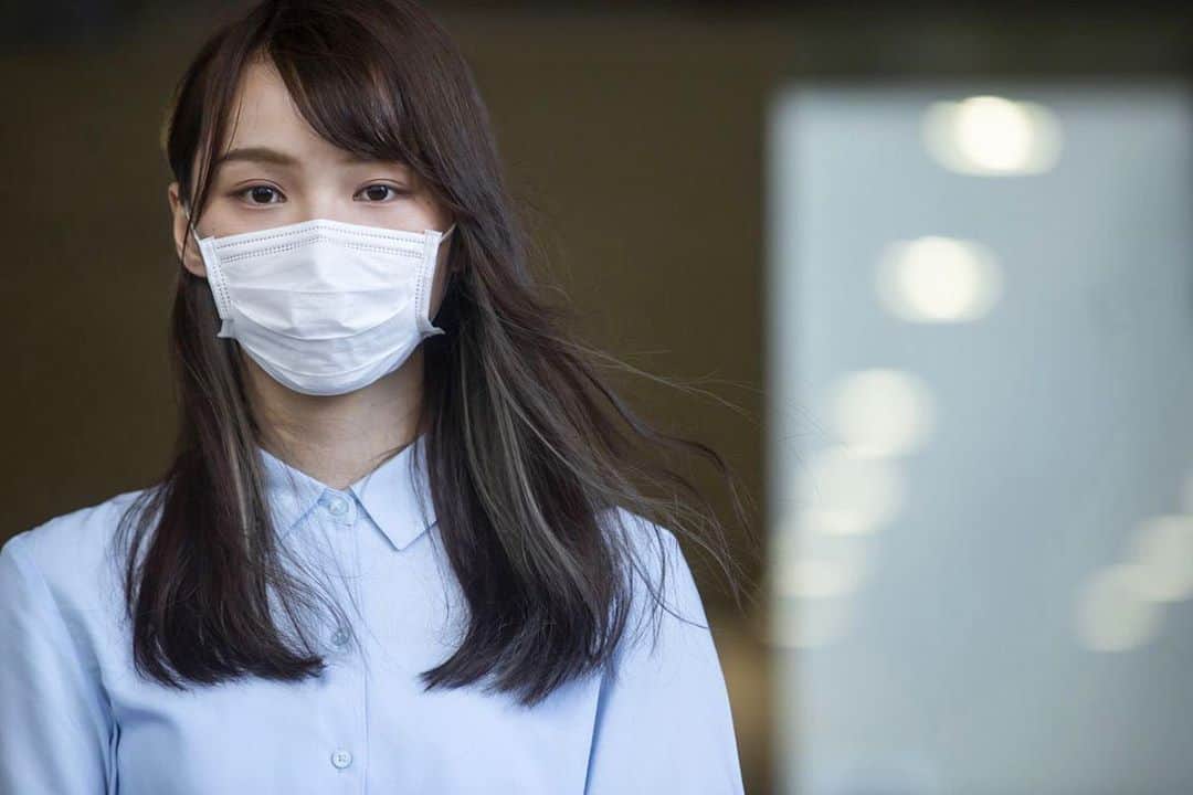 周庭（しゅうてい）のインスタグラム：「- 正直、気分はまだ回復していない。  去年の8月30日、私は初めて家で逮捕され（それ以前は予約逮捕かデモ現場での逮捕だった）、それ以来、玄関のベルを聞くだけで緊張して、警察じゃないかと怖くなる。  このようなことがまさか1年後にまた起きるとは思わなかった。しかも10名以上の警官が同時にドアを叩き、ベルを押し、ロックを壊そうとした。あの日、9人が逮捕された後、次は私かもしれないなと少しは思った。でも、警察が本当に家の前に来た時、私は全く心の準備をできていなくて、パニックになり、震える手で友達に「police」の一文字を送った。それはあの時の私が唯一できることだった。  警察は2時間かけて、私の部屋だけじゃなく、リビング、屋上、両親の部屋など家中を捜査した。最終的には、パソコン2台、携帯3台、CCTVの一部、たくさんの去年と雨傘の時の制作物、それからジョシュア・ウォンと撮った写真も警察に押収された。一般的な令状の場合は当事者の部屋だけなのに、今回の令状の捜査範囲は非常に広く、どういう重い罪を犯したのだろうかと思っていた。結局、今でも、私は一体どのような理由で逮捕されたのかまだわからないし、いつ、どういう形で国家安全法に違反したかも、さっぱりわからない。この不透明さが、まさにこの政治的な罪の本質だと思う。  家から出て、車に押し込まれて、警察署に着いて、そして拘束された時、私はずっと涙を我慢していた。正直泣きたかった。だって、もし起訴されたら、保釈されなくなってしまう。少なくとも、1年や2年は出られない。有罪判決や中国大陸に引き渡されることの怖さは、想像すら出来なかった。未来に対する不安や恐怖が、ずっと心に湧き出ていた。  やっと弁護士に会えた時、涙は我慢できなかった。あの孤独と恐怖の中、彼らは私の唯一の頼りだった。あの時、彼らの手を握って、小さな、そして唯一の暖かさを感じたかったけど、変な人だと思われないよう、やっぱり握らなかった。拘束された25時間の間、弁護士たちは他にも色んな仕事があったにも関わらず、頻繁に警察署へ来て、私に最新情報や外からの関心を伝えた。 彼らを通して、皆さんのたくさんの愛をいただきました。ありがとうございました。  私は弱虫で、脆い人間です。 私は本当に社会運動に向いているのか、よく自分に問いかける。もう8年だ。8年の前の私には、きっと今日の状況を想像さえできなかっただろう。でも、私は弱いけど、わかっていることは、大きな動きの前では、心の強さが唯一の救いだということ。私は1人じゃない、多くの人が私を支えて、応援してくれた。香港人を信じています。  これから、さらに多くの香港市民が、同じ、或いはもっと怖い目に遭うかもしれない。香港の将来はどうなるのか想像することさえ難しいけれど、暗闇の後には、夜明けがきっと来ると信じるしかない。  私たちは強くならなければいけません。」