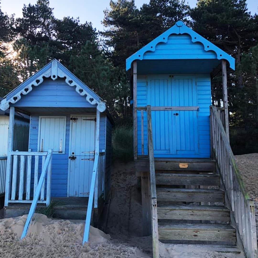 JWアンダーソンさんのインスタグラム写真 - (JWアンダーソンInstagram)「The British Beach Hut. Learn more about these colourful summer icons in Stories. Been to a beach hut this summer? In one right now? Post and tag us so we can live vicariously. ⁠⠀」8月13日 23時18分 - jw_anderson