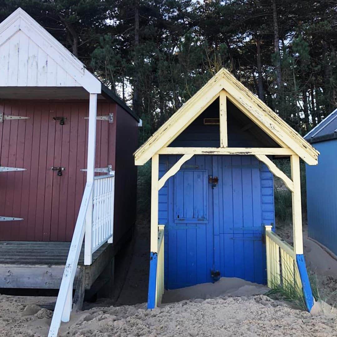 JWアンダーソンさんのインスタグラム写真 - (JWアンダーソンInstagram)「The British Beach Hut. Learn more about these colourful summer icons in Stories. Been to a beach hut this summer? In one right now? Post and tag us so we can live vicariously. ⁠⠀」8月13日 23時18分 - jw_anderson