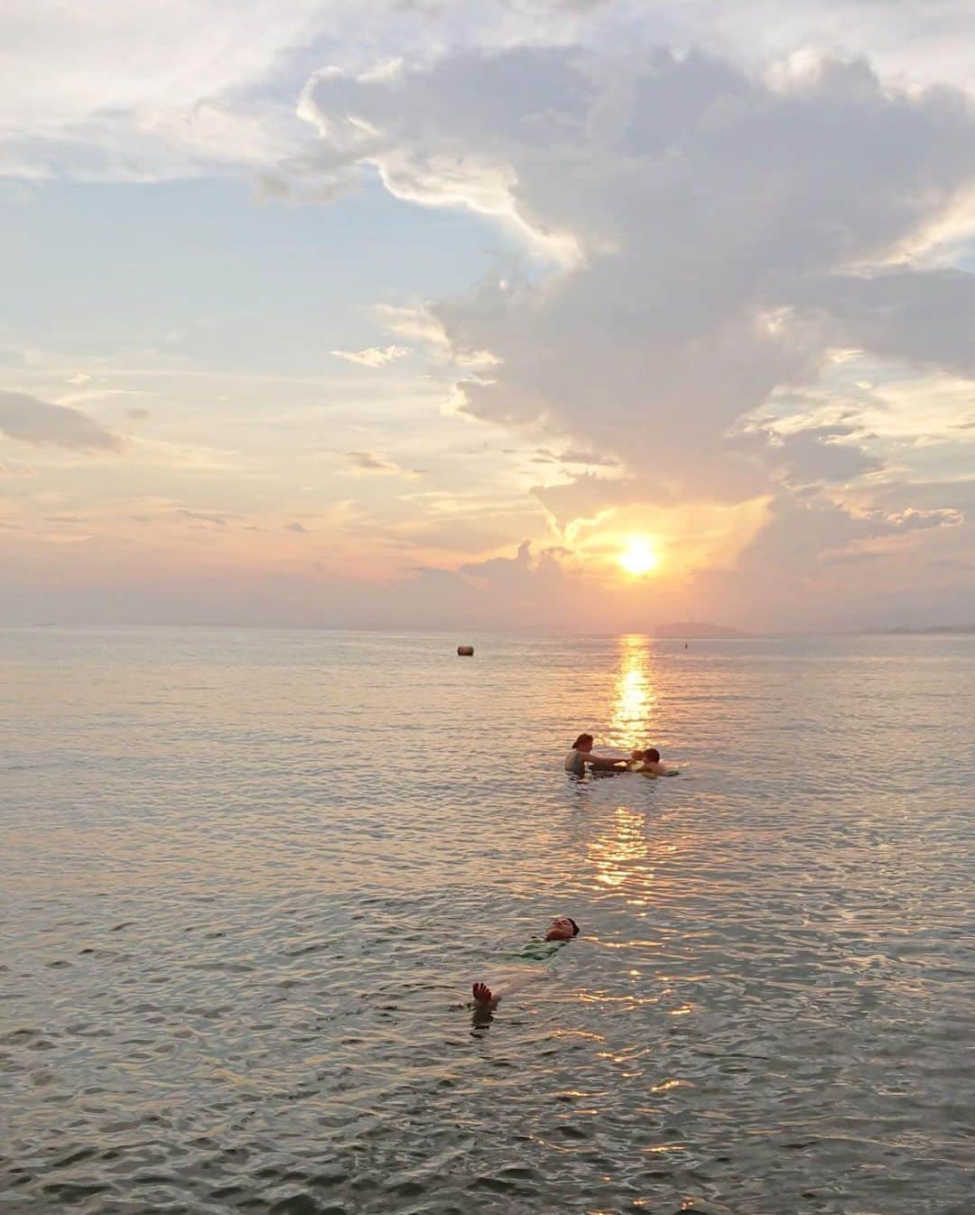 桃生亜希子のインスタグラム：「今日の夕焼けも素敵だった。 虹🌈もみれたよ。 一瞬で浄化してくれる海の恵みに感謝🙏🌞。」