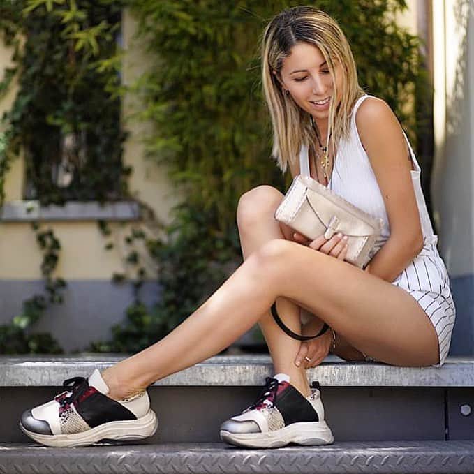 エンリーベグリンのインスタグラム：「Fresh white tones in this #HenryBeguelin summer look with Sneaker Metal Sport in Chalk White color and Ocean Pocket Metal pochette. #HBSS20#henrybeguelin#casual#styleinspiration#minibag#pochette#sneakers#metalsport#comfortable#streetstyle#aglio#gesso#black#white#colors#」