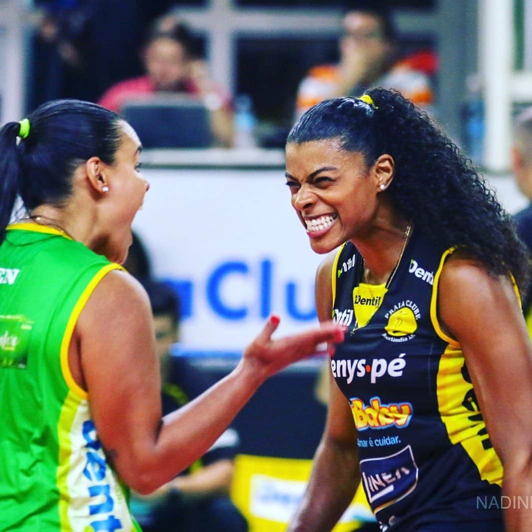 フェルナンダ・ロドリゲスさんのインスタグラム写真 - (フェルナンダ・ロドリゲスInstagram)「Saudade de me divertir em quadra com as amigas! @suelenpinto #tbt #voleibol #amor #amizade #emoção」8月13日 23時29分 - fegaray