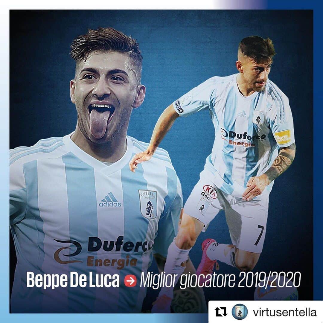 ジュゼッペ・デ・ルカのインスタグラム：「Un grande onore! 🙏🏻 Grazieeeeeeeeeeeeee a tutti i tifosi che mi hanno votato!!! 🤍💙  @legab #entella #serieb   #Repost @virtusentella with @get_repost ・・・ 👑 @deluca91 ELETTO MIGLIOR GIOCATORE DELLA STAGIONE 2019/20!  1️⃣0️⃣ reti stagionali: il nostro trascinatore  🦟 La zanzara, idolo del popolo biancoceleste  📲 I voti e il podio: link all'articolo sul sito nelle storie  #ForzaEntella #Unasolasquadra ⚪️🔵」