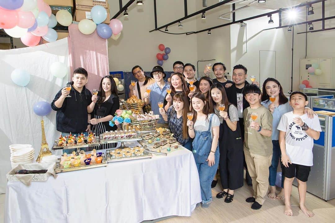 のインスタグラム：「以植物萃取天然成份為訴求 台灣在地洗護髮品牌 @islounge.tw  看你們辦公室越換越大間 應該是有賺錢齁？Just kidding!  感謝彼此在不同的路上 一起扶持前進 開始第四年的合作 才不會輸給你們🥴」