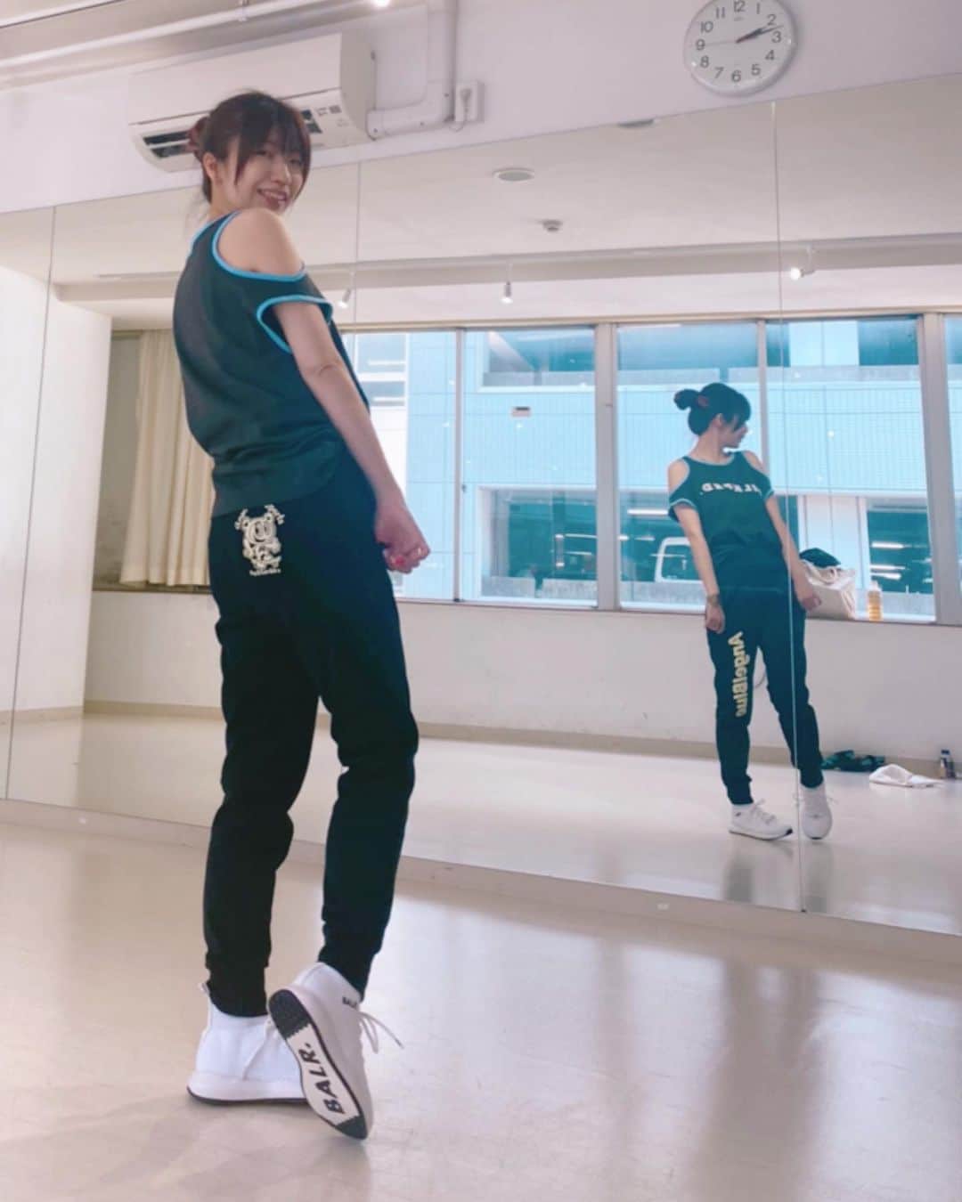 ぱいぱいでか美のインスタグラム：「踊れそうな服装でレッスンすることが大事！ ꙳ #tops #milkfed #pants #angelblue #sneaker #BALR #俺はインスタグラマーになりてぇ ꙳ ダンスはうまくなくても うまそうな服装で自信満々に練習することが 大事だと信じております。笑 スニーカーは外で履くつもりだけど まだおろしてないから一回 大事にスタジオで履きました。笑 一生懸命に練習してますので髪の毛はボサボサです！ 写真撮る時と確認の動画撮る時だけ マスクはずしたよ〜〜〜 マスクつけたまま踊るのほんとアレです やばいです みんな水飲みましょうね〜〜」