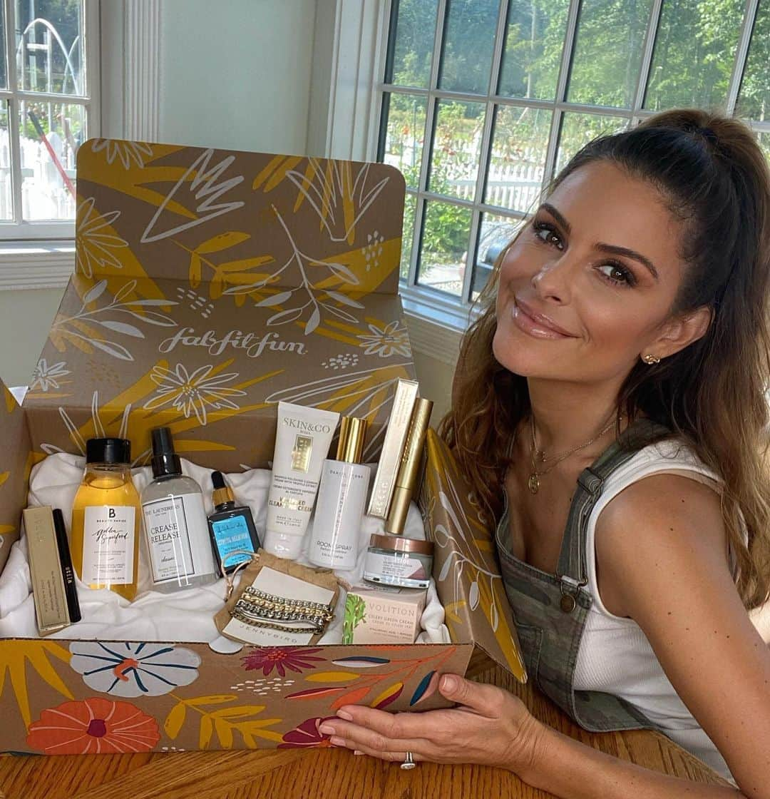 マリア・メノウノスさんのインスタグラム写真 - (マリア・メノウノスInstagram)「Loving my fall #FabFitFun box! I also love  being a #FabFitFunPartner, because they are dedicated to supporting female entrepreneurs and many of the products in the box are from female-founded companies! And...they partner up with different charities each season, this season it’s No Kid Hungry. Kids were left without healthy lunches after covid forced closures, but No Kid Hungry has sent more than $19 million in emergency grants to 876 schools and community groups. They are helping serve more than 13 million meals each day!!  Get your @fabfitfun box and use my code MARIA at FabFitFun.com for $10 off your first one!  ✨  Ps this yummy room spray is replacing my candle... i can’t stop spraying it, it smells soooo good!! 😋」8月13日 23時38分 - mariamenounos