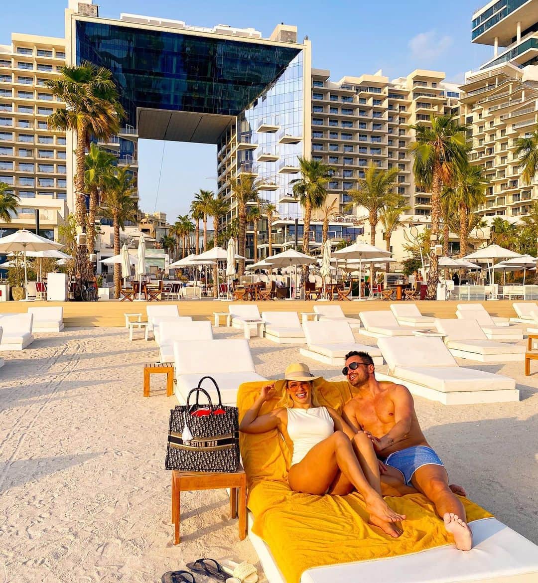 アレッサンドロ・ローザ・ヴィエイラのインスタグラム：「#TBT Do melhor lugar e hotel do mundo #Dubai @fivepalmjumeirah , com a melhor companhia do mundo ❤️ @lilifariav ❤️-   #TBT Best hotel in the world @fivepalmjumeirah -  Parceria ✈️ @zionturismo_oficial」