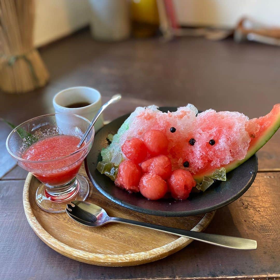 cafezakkagallery-flagのインスタグラム：「▪︎臨時オープンのご案内▪︎ 暑い日々ですが冷んやりをお楽しみ下さいませ♬  8/15(土)11:00-16:30(ラストオーダー16:00) メニューは3種のみとなります。 1、スイカのカキ氷(スイカシロップ) 2、山のかき氷(抹茶シロップ) 3、コーヒーゼリーパフェ(アイスクリーム乗せ)  コロナ対策をしてます。 ◉入り口にてアルコール消毒願います。 ◉ご提供から60分のみの時間制限となります。 ◉食後は必ずマスク着用願います。 ◉ランチやドリンク、ケーキなどは ご提供出来ませんのでご了承の程お願い致します。 ◉ご予約は受けてません。 来店順次ご案内させて頂きます。  色々とお願いが多いですが、ぜひ 涼みにお盆休みをお楽しみ下さいませ。  #cafeFLAG #cafezakkagalleryflag  #cafeFLAGのかき氷 #お盆初営業です。」