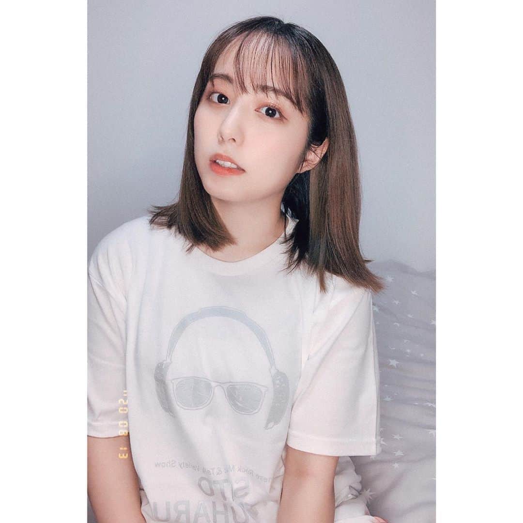 前田美里のインスタグラム：「ジャマラジTシャツ。👕 さとみつさんのラジオ番組のTシャツ密かに頼んでました。  デザインかわいい👗💭  . .  #木曜日 #ジャマラジ897 #interfm #おひさま #おうち時間 #stayhome #ノスタルジック #女子力 #自撮り  #インナーカラー #film #film_jp #photo #summer #selfie #ファインダー越しの私の世界 #写真好きな人と繋がりたい #ヲタク #欅坂46 #日向坂46 #japanesegirl #follow #followme #좋아요 #팔로우미 #팔로미」