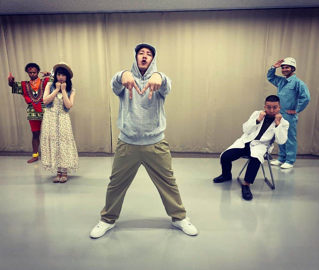 長田庄平のインスタグラム：「チームKABURE  Mr.パーカーjr. Dr.タートルネック Ms.カンカンガール Master.ヘルメットナイト Africa.バンダーナ  #長田新喜劇 #有吉の壁 #Mrパーカーjr #Drタートルネック #Msカンカンガール #Masterヘルメットナイト #Africaバンダーナ」