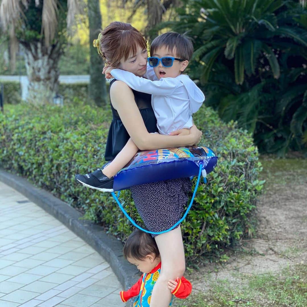 田中涼子のインスタグラム：「向きとか違うから成長わかりにくいけど﻿ たまたま毎年同じプールで撮ってたから﻿今年も♡﻿ ﻿ ﻿ pic2  8カ月﻿ pic3  1歳8カ月﻿ pic4  2歳8カ月﻿ pic5  3歳8カ月　 ﻿ 来年からはもう立って横並びかな😭💕」