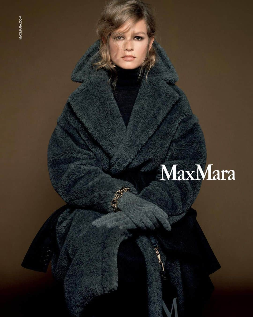 カリーヌ・ロワトフェルドさんのインスタグラム写真 - (カリーヌ・ロワトフェルドInstagram)「First post-lockdown shoot @maxmara with @annaewers by @brigitteniedermair. Drove 20 hours to make it happen, the old-school way. #MaxMara」8月13日 23時59分 - carineroitfeld