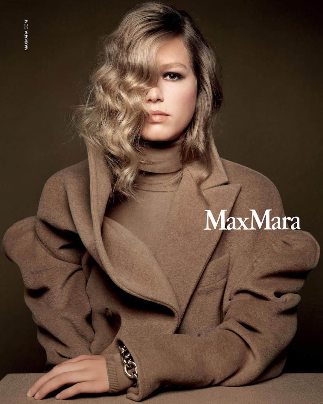 カリーヌ・ロワトフェルドのインスタグラム：「First post-lockdown shoot @maxmara with @annaewers by @brigitteniedermair. Drove 20 hours to make it happen, the old-school way. #MaxMara」