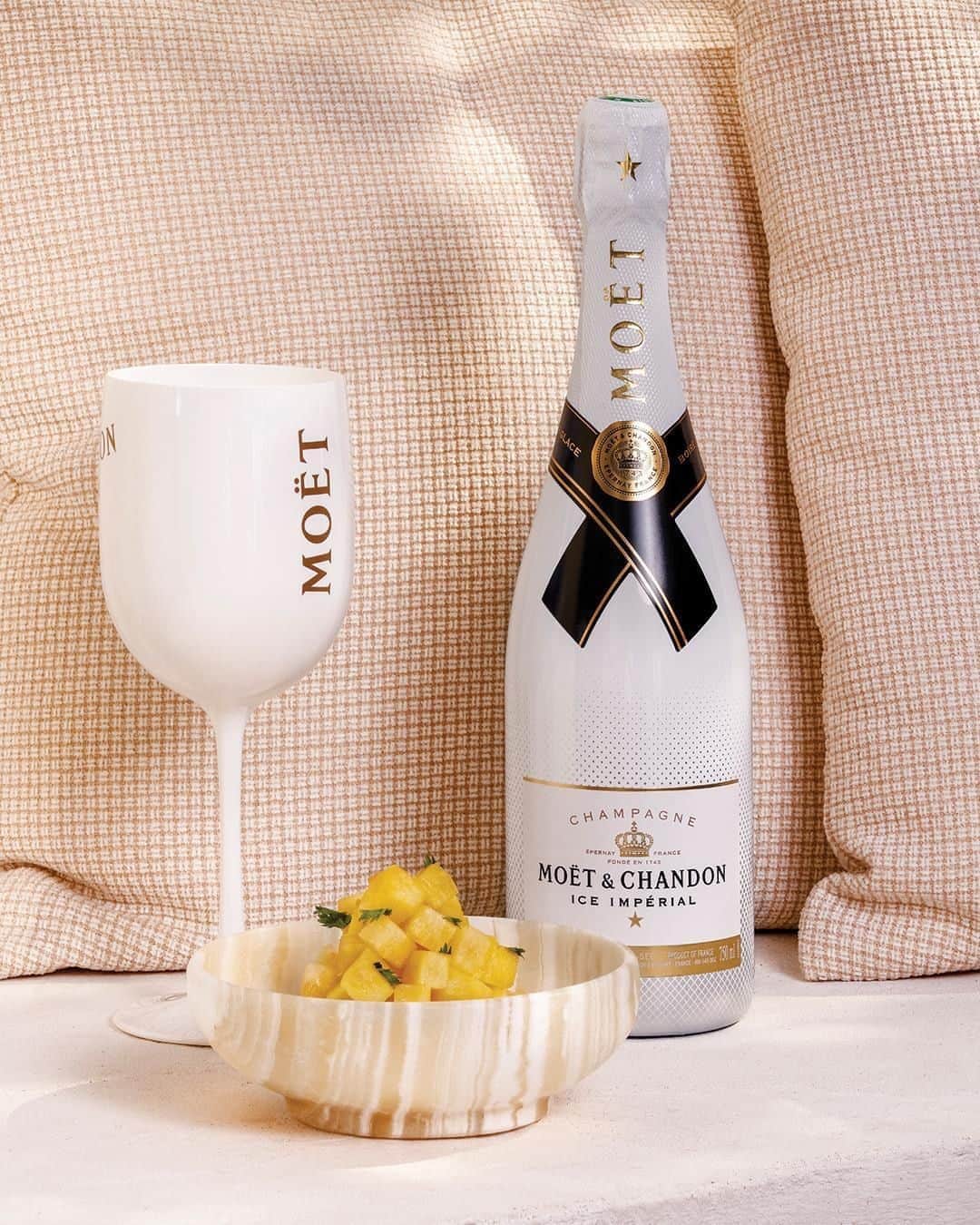 Moët & Chandon Officialさんのインスタグラム写真 - (Moët & Chandon OfficialInstagram)「Reach the ultimate freshness for a perfect Ice Impérial experience with 3 ice cubes, while succeed your pairing with some fresh pineapple. An exquisite fruity match.  Chef’s tip: Dice your pineapple & serve it fresh with chopped cilantro and a pinch of salt. #MoetChandon #IceImperial #FoodPairing . This material is not intended to be viewed by persons under the legal alcohol drinking age or in countries with restrictions on advertising on alcoholic beverages. ENJOY MOET RESPONSIBLY」8月14日 0時00分 - moetchandon