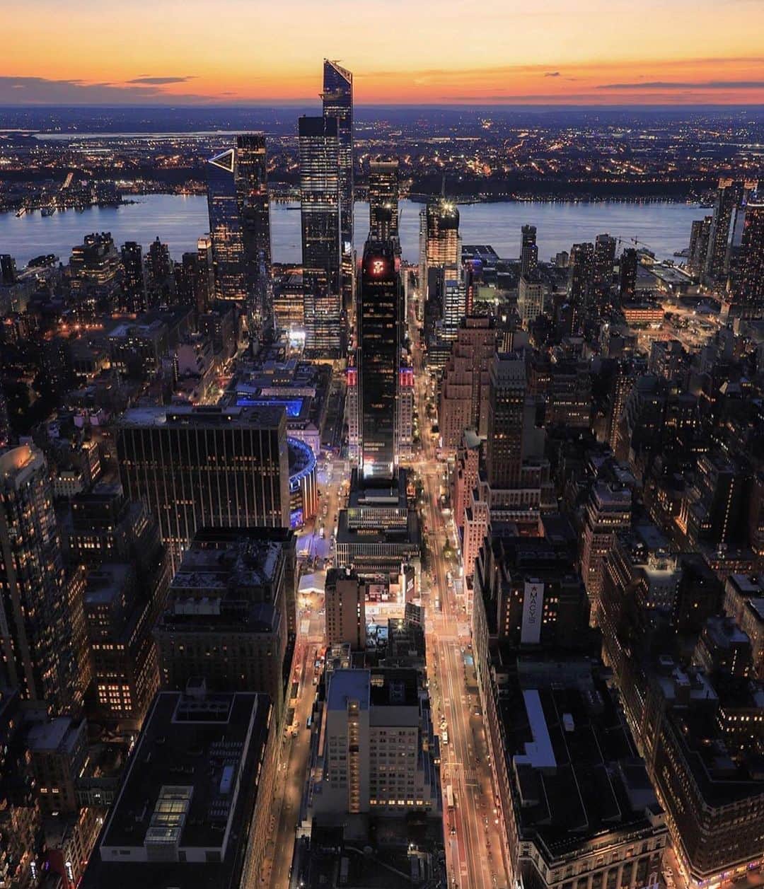 Empire State Buildingさんのインスタグラム写真 - (Empire State BuildingInstagram)「Swapping screens for skylines 😍 ⠀⠀⠀⠀⠀⠀⠀⠀⠀ 📷: @timelapse_travels, @marmax_nyc #EmpireStateBuilding」8月13日 23時51分 - empirestatebldg