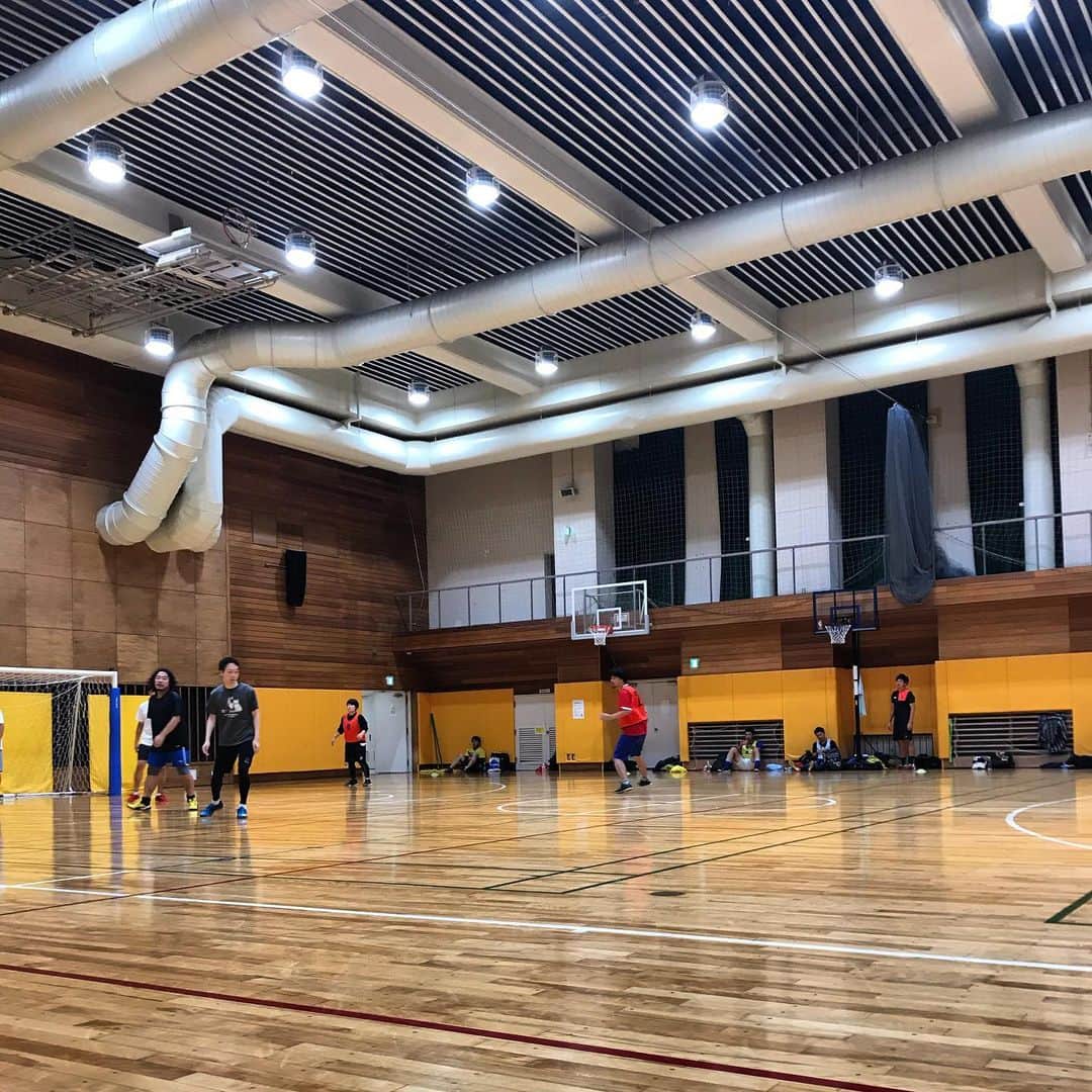 大川佑のインスタグラム：「平日夜にフットサル。これサイコーね。」