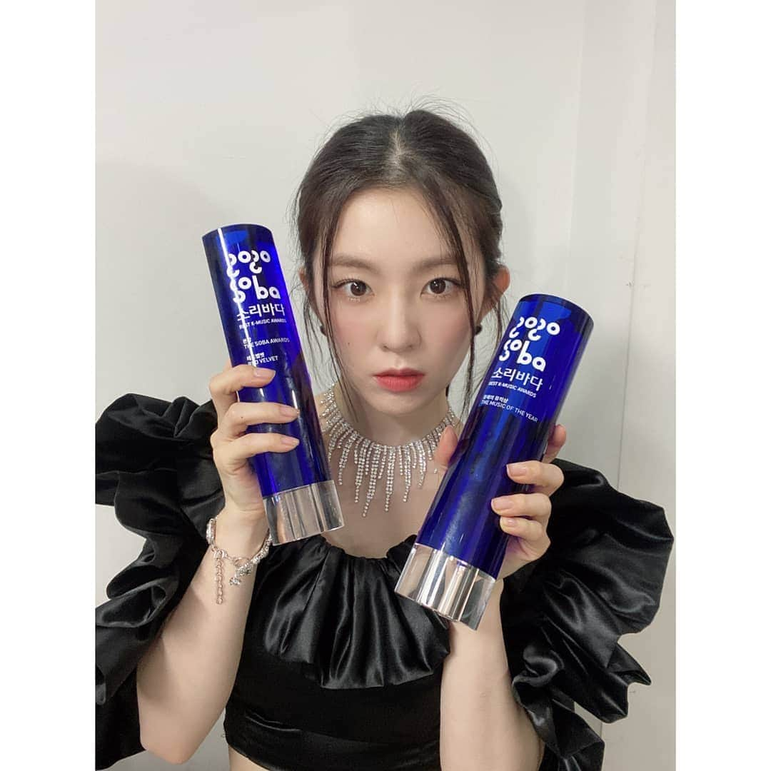 Red Velvetさんのインスタグラム写真 - (Red VelvetInstagram)「🏆 레드벨벳 #소리바다어워즈 본상 & 올해의 뮤직상 수상! 🐰🐻 여러분 감사합니다  #레드벨벳 #RedVelvet #SOBA2020 #SORIBADA2020」8月13日 23時55分 - redvelvet.smtown