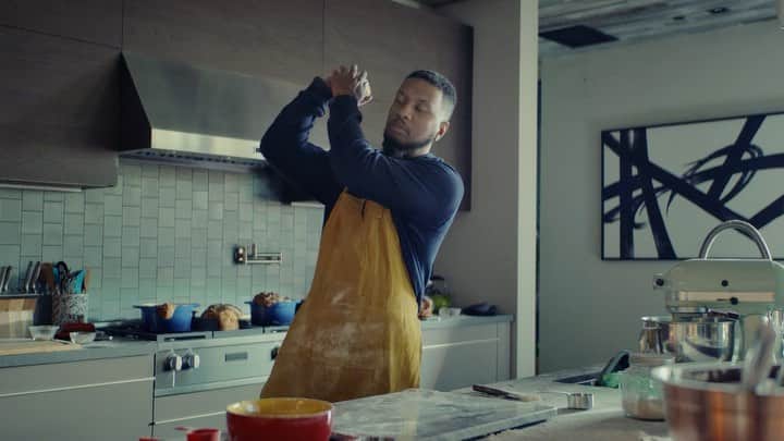 デイミアン・リラードのインスタグラム：「Sorry, sourdough. @hulu has live sports again... #Hulu #HuluHasLiveSportsAgain #ad #yessir 👨🏾‍🍳🥖🍞 🤣」