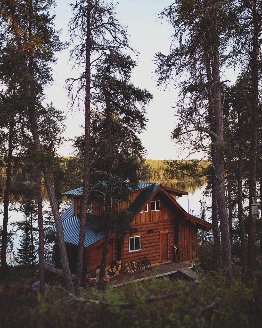 Explore Canadaさんのインスタグラム写真 - (Explore CanadaInstagram)「Cabin + lake + a good book = the staycation dream! ⁠ .⁠ Who’s planning a staycation this year? There are so many incredible places to be enjoyed across Canada, including this beautiful, secluded spot in Manitoba. Let us know in the comments your favourite local areas are for a staycation. #ExploreCanada⁠ ⁠ *Know before you go! Check the most up-to-date travel restrictions and border closures before planning your trip.*⁠ ⁠ 📷: @craspybakon⁠ 📍: @falcontrails, @travelmanitoba⁠ ⁠ #ExploreMB⁠」8月14日 0時01分 - explorecanada