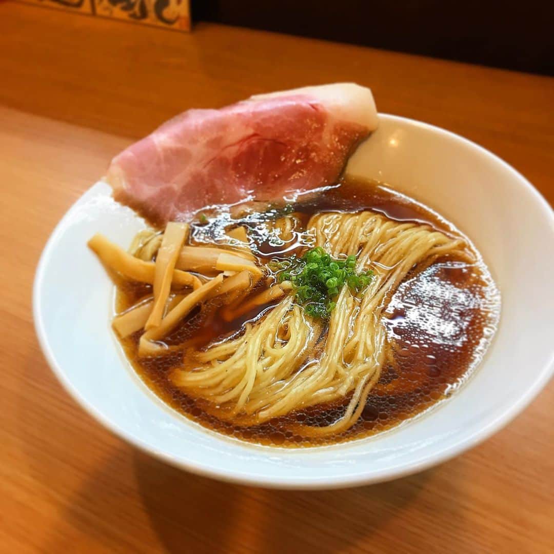 無化調ラーメン「ゆきふじ」のインスタグラム：「緊急発売‼️  『鶏と水の中華そば』 　　　　　　　　　　限定2食  2食だけかよーと思われるでしょうが すみません。 スープは鶏と水のみ。 何回か試作してましたが、奇跡的に2食だけ作れました。 店頭告知は無いので、インスタ限定になります。 お値段は中華そばと一緒とさせていただくので、中華そばの食券を購入していただき、「鶏と水」とお伝えください。  #鶏と水 #中華そば#御茶ノ水グルメ #御茶ノ水ランチ」