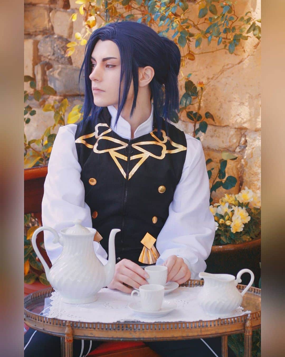 Geheさんのインスタグラム写真 - (GeheInstagram)「Tea Time with Felix 🍵✨ took these a while ago when @ezcosplay sent me their Felix costume! Super comfy, accurate and fitting! I've wanted to cosplay him since I saw him in-game and at some point I will make his timeskip design 😼 Hope you like these photos!  📷 Taken by me, edited by the talented @lama.studio 💛 #felixfraldarius #FireEmblemThreeHouses #FireEmblem #FelixCosplay #cospaly #fireemblemcosplay」8月14日 0時01分 - geheichou