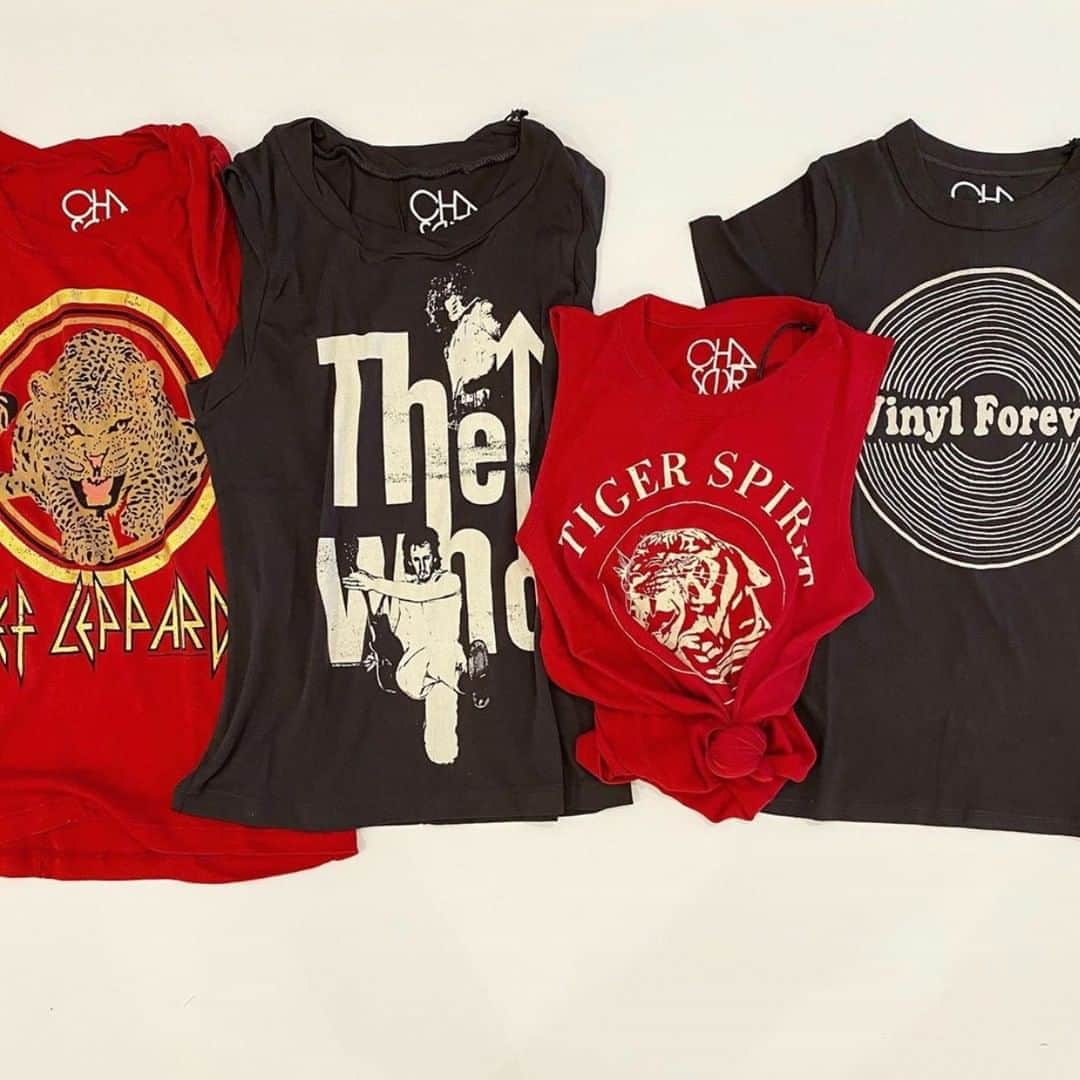 チェイサーのインスタグラム：「which is your favorite graphic??⤵️🖤❤️ @hemlinevinings #chaserbrand #defleppard #thewho #graphictee #bandtee」
