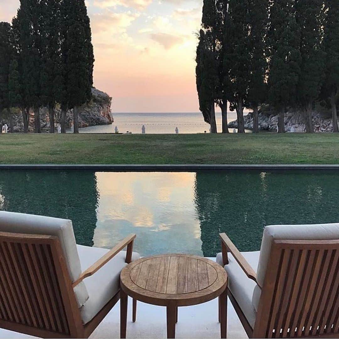 ダフネ・ジョイのインスタグラム：「Let’s sit and talk for awhile ..」
