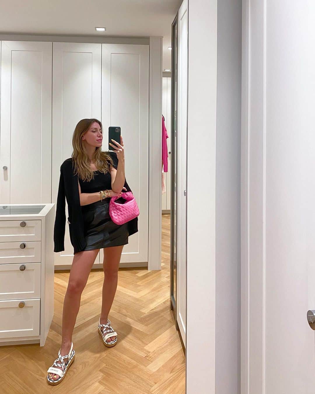 Glam4Youのインスタグラム：「Aquele lookinho que amei e queria usar todo dia 😅🤍 Amo usar saia curta assim, com flat e algo mais chique em cima. Esse Twin-set é PERFEITO!」