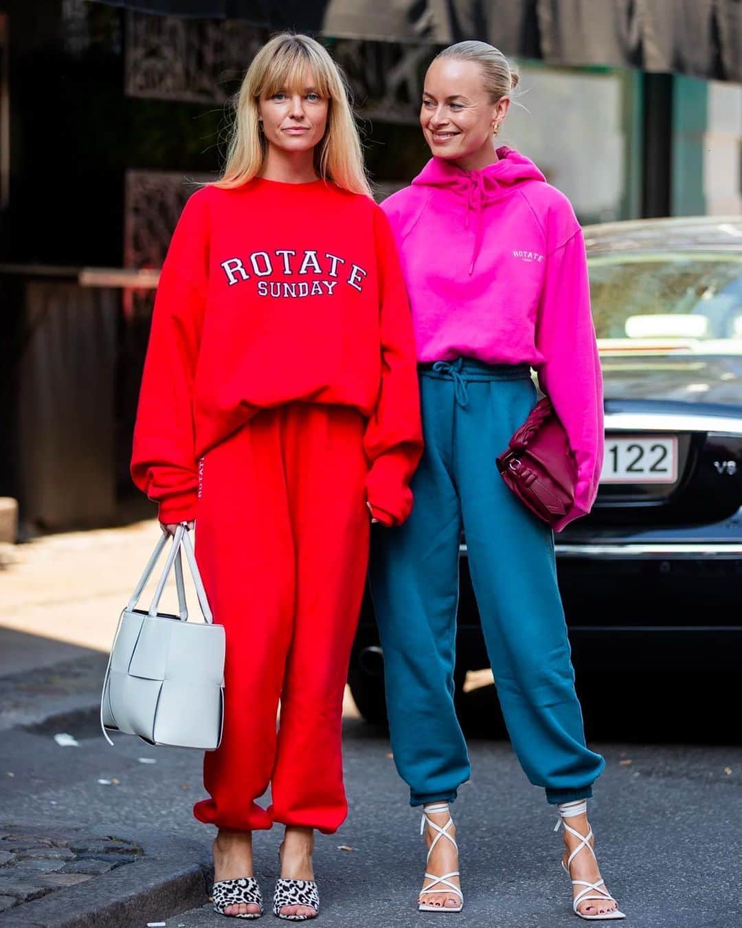 British Vogueさんのインスタグラム写真 - (British VogueInstagram)「From the ’90s headscarf trend and butter-soft mules to XXL collars and tracksuits with strappy sandals, the Copenhagen street-style set were out in force for the Danish capital's socially-distanced #SS21 shows. Click the link in bio for #BritishVogue’s edit of the most stylish attendees at #CopenhagenFashionWeek.」8月14日 0時11分 - britishvogue